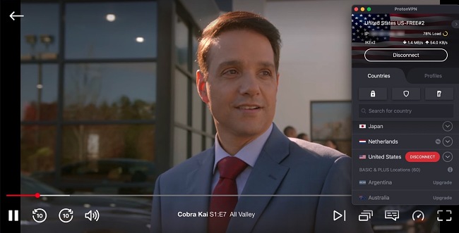 Screenshot che mostra l'app Mac gratuita di Proton VPN connessa a un server statunitense mentre Netflix USA trasmette in streaming un episodio di Cobra Kai.